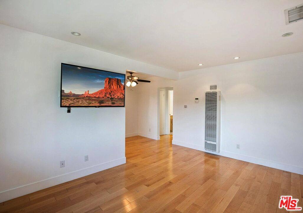 Apartment for rent at 119 Paloma Ave #E-E, Venice, CA 90291