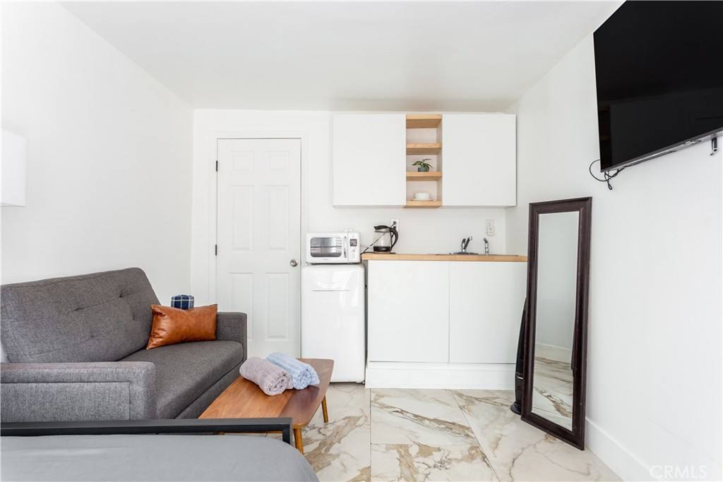 Apartment for rent at 14818 Round Valley Dr #C-C, Sherman Oaks, CA 91403
