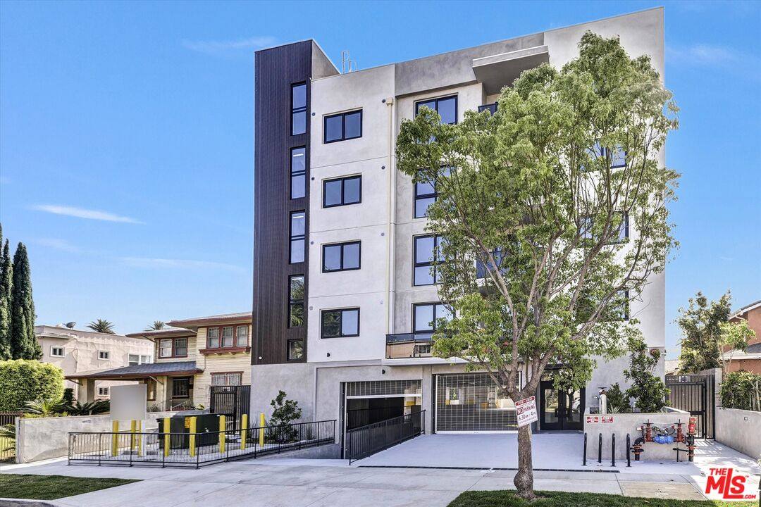 Apartment for rent at 1537 S Wilton Place #206, Los Angeles, CA 90019