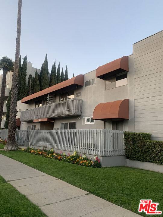 Apartment for rent at 1620 Brockton Ave #15-15, Los Angeles, CA 90025