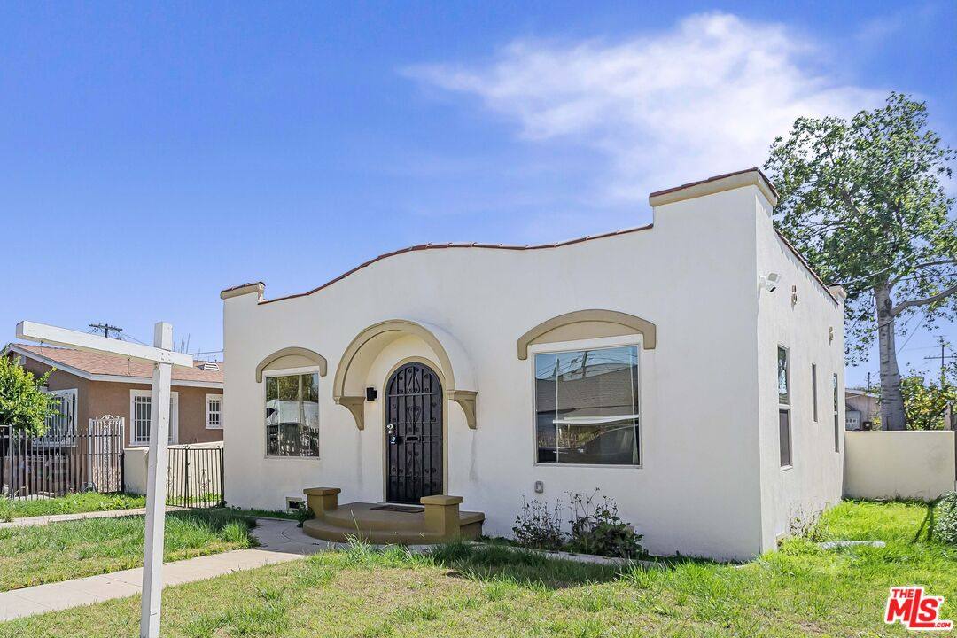 Apartment for rent at 1622 W 66th St, Los Angeles, CA 90047