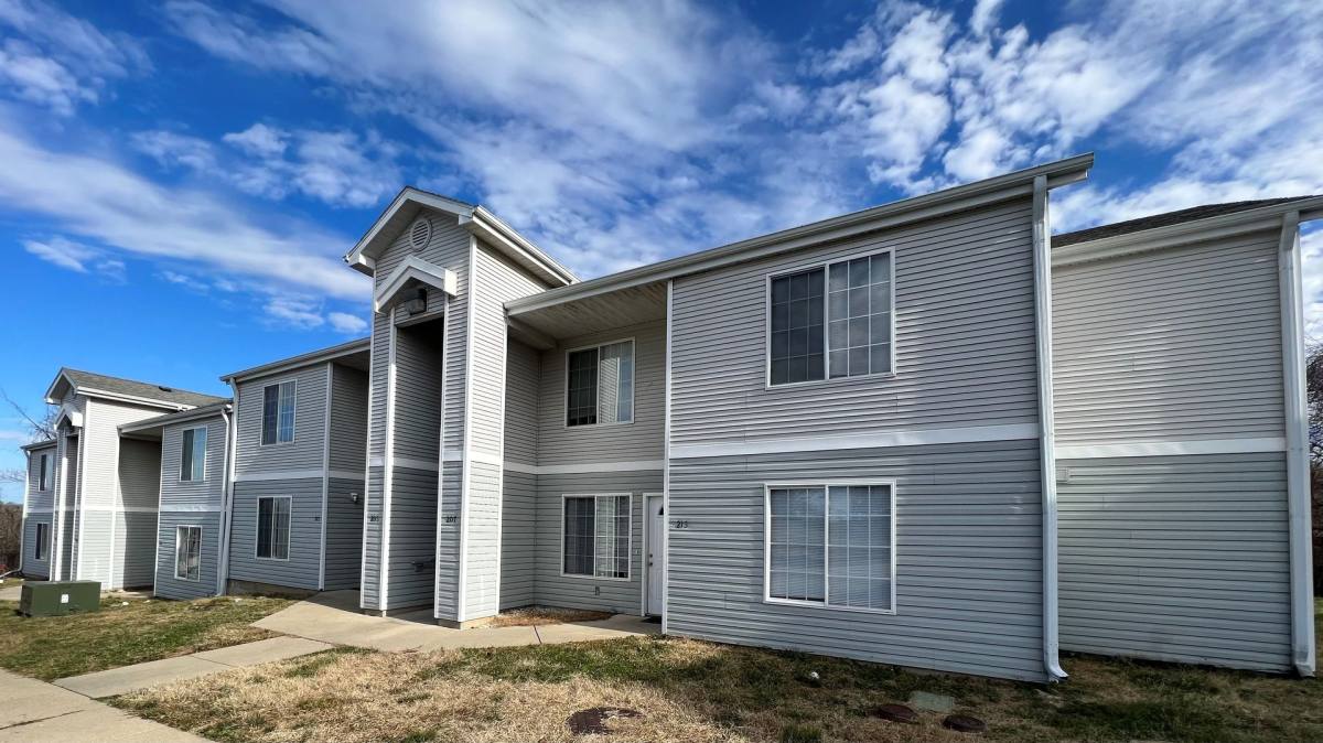 Apartment for rent at 201-215 Lookout Court, Saint Robert, MO 65584
