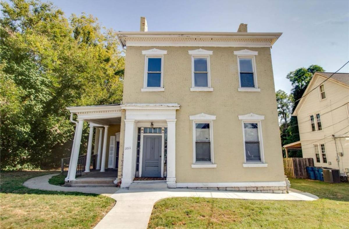 Apartment for rent at 1011 State St, Alton, IL 62002