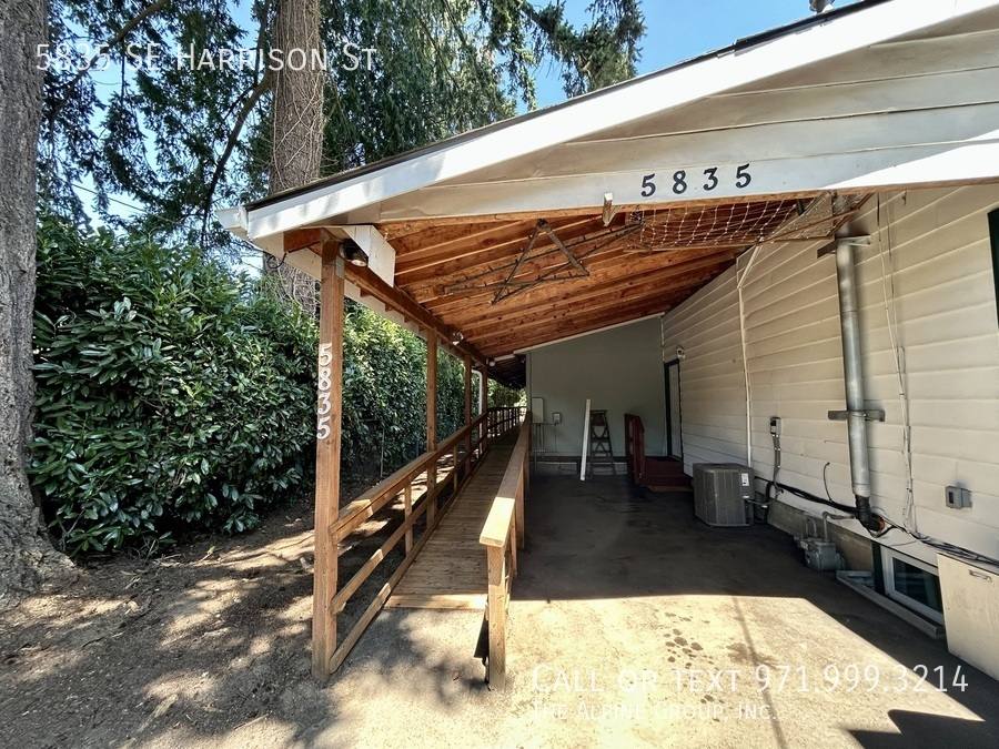 Townhouse for rent at 5835 SE Harrison St, Portland, OR 97222