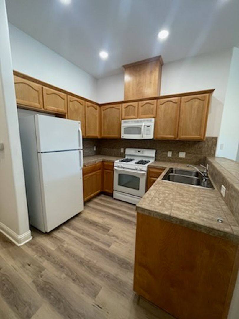 Apartment for rent at 909 Jasmine Parke Dr, Bakersfield, CA 93312