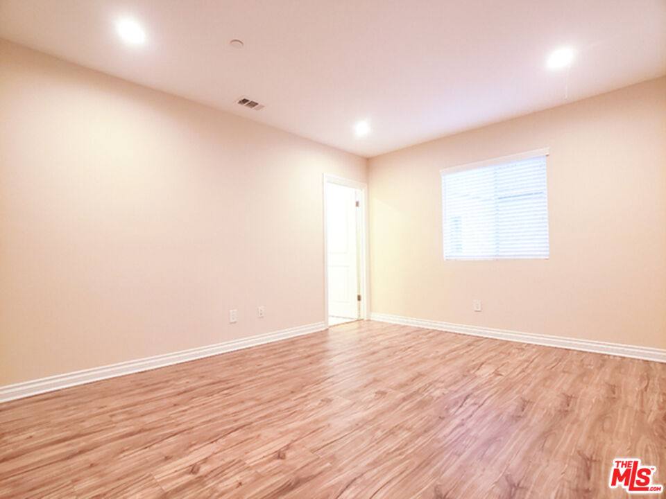 Apartment for rent at 1142 S Mariposa Ave #1 2-1 2, Los Angeles, CA 90006