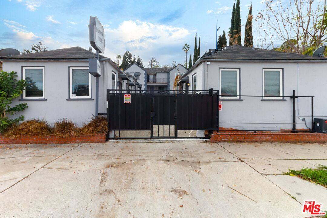Apartment for rent at 11472 Ventura Blvd #2-2, Studio City, CA 91604