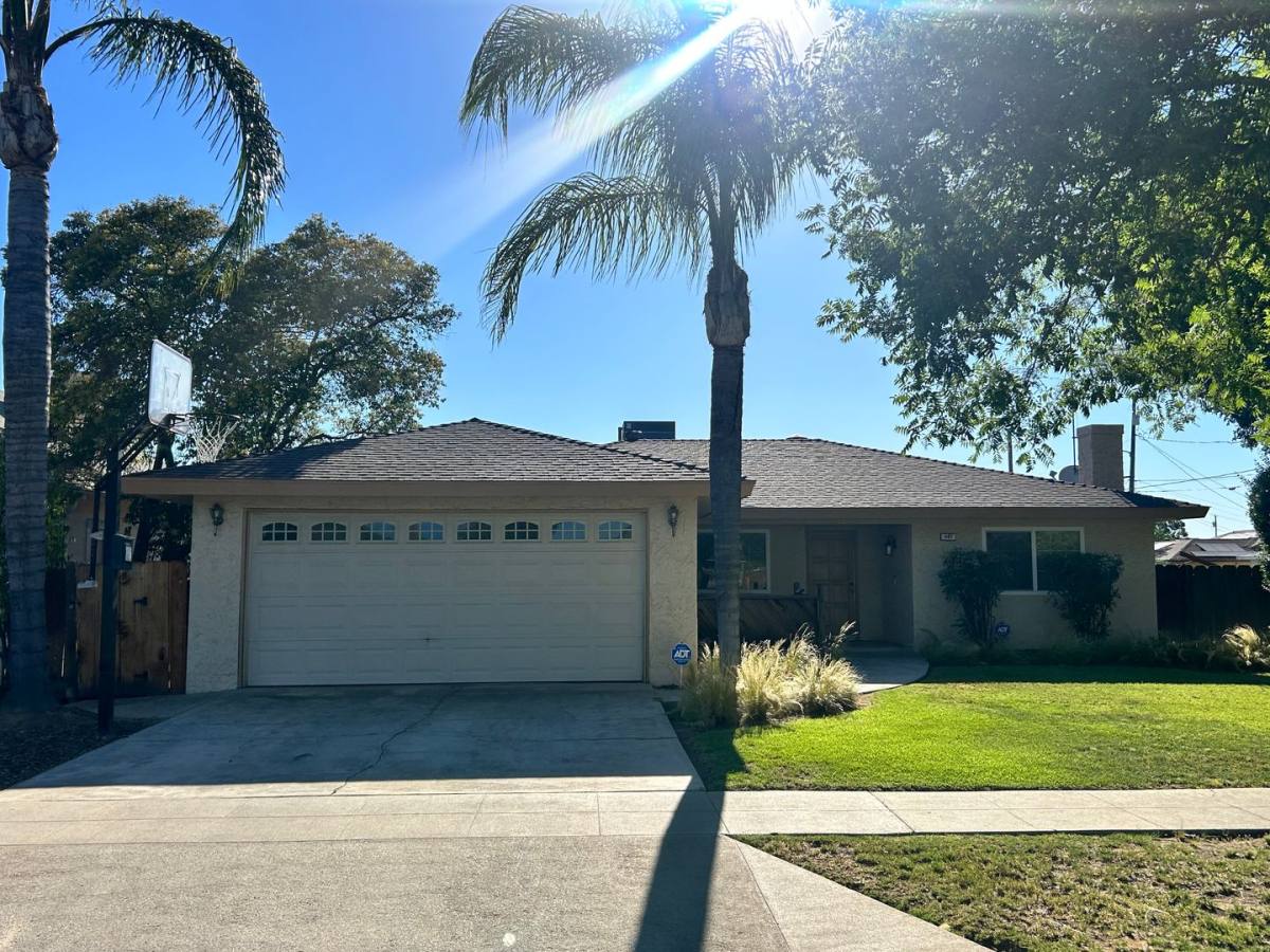 House for rent at 287 N Recreation Ave, Fresno, CA 93702