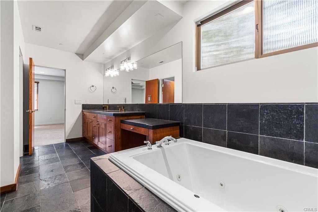 Townhouse for rent at 1542 Manhattan Beach Blvd, Manhattan Beach, CA 90266