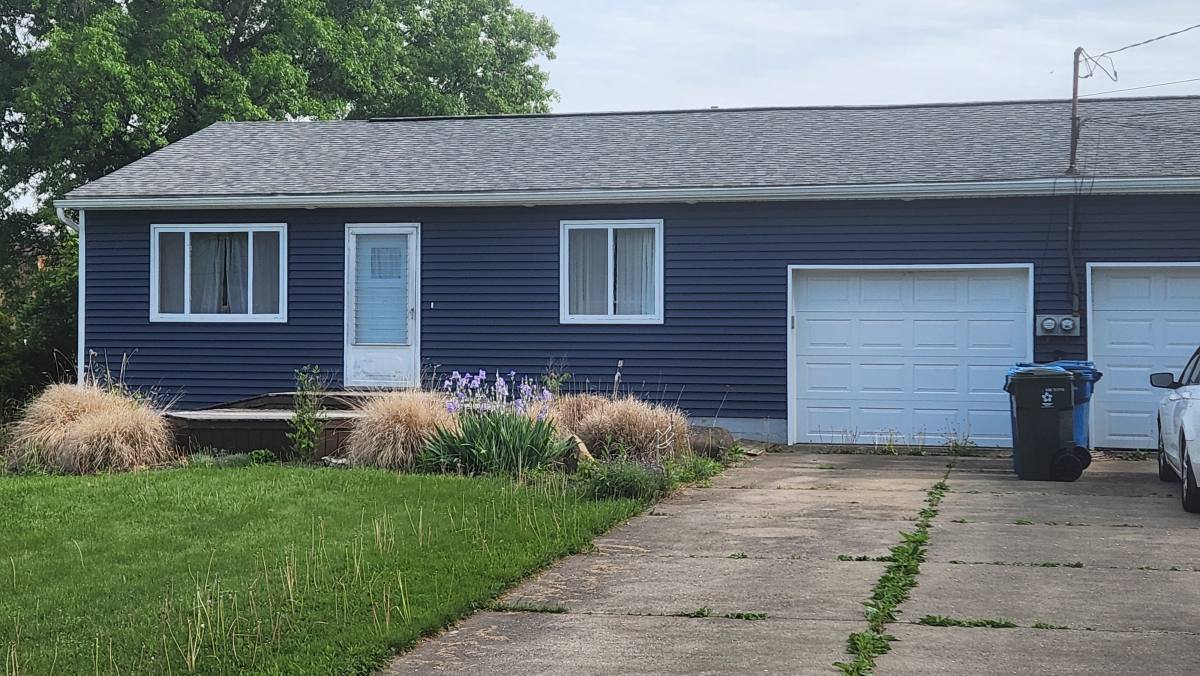Apartment for rent at 3232 Pleasant Dr, Barberton, OH 44203
