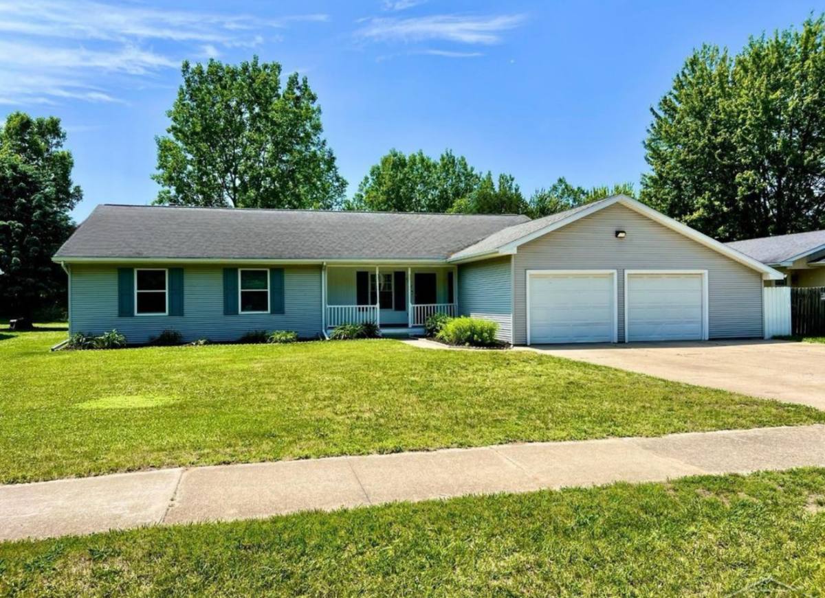 Townhouse for rent at 4821 Mackinaw Rd, Saginaw, MI 48603