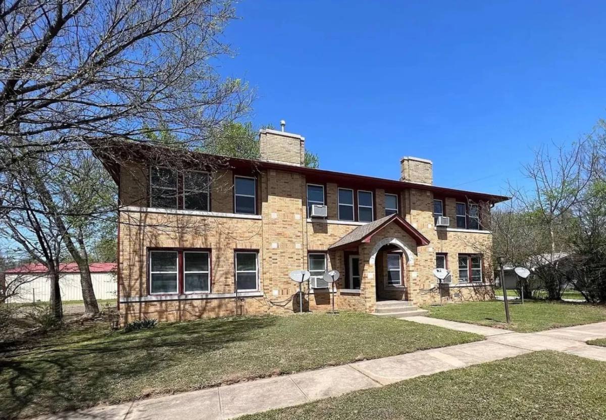 Apartment for rent at 216 W Oak Ave, Seminole, OK 74868