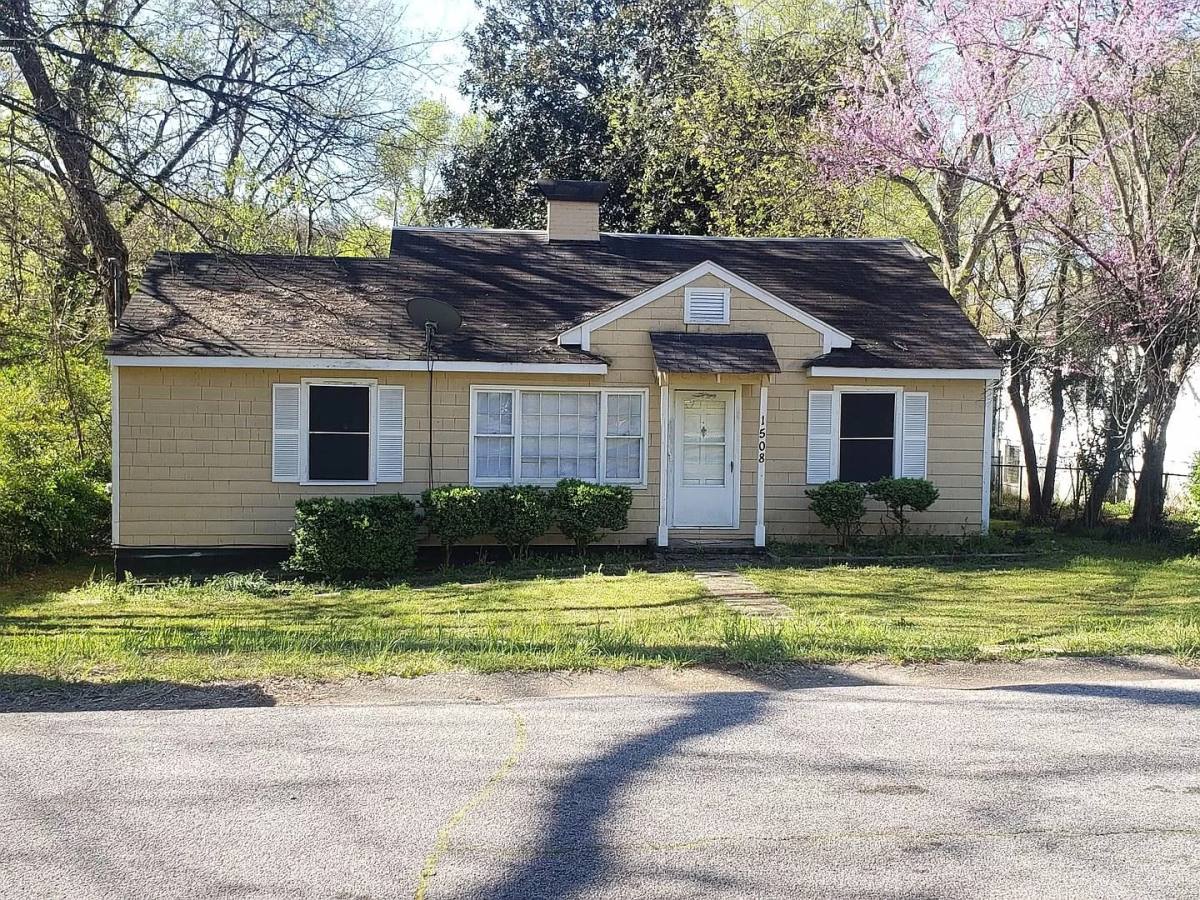 House for rent at 1508 E 11th St, Anniston, AL 36207