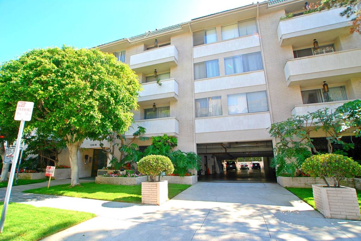 Apartment for rent at 130 N Wetherly Dr, Los Angeles, CA 90048