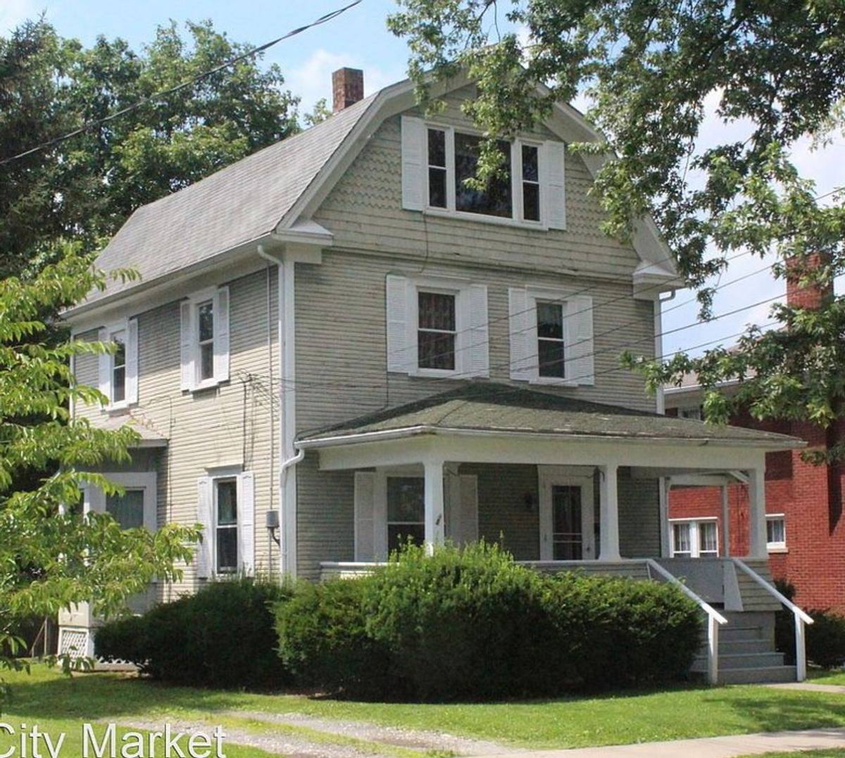 Apartment for rent at 513 N Center St, Grove City, PA 16127