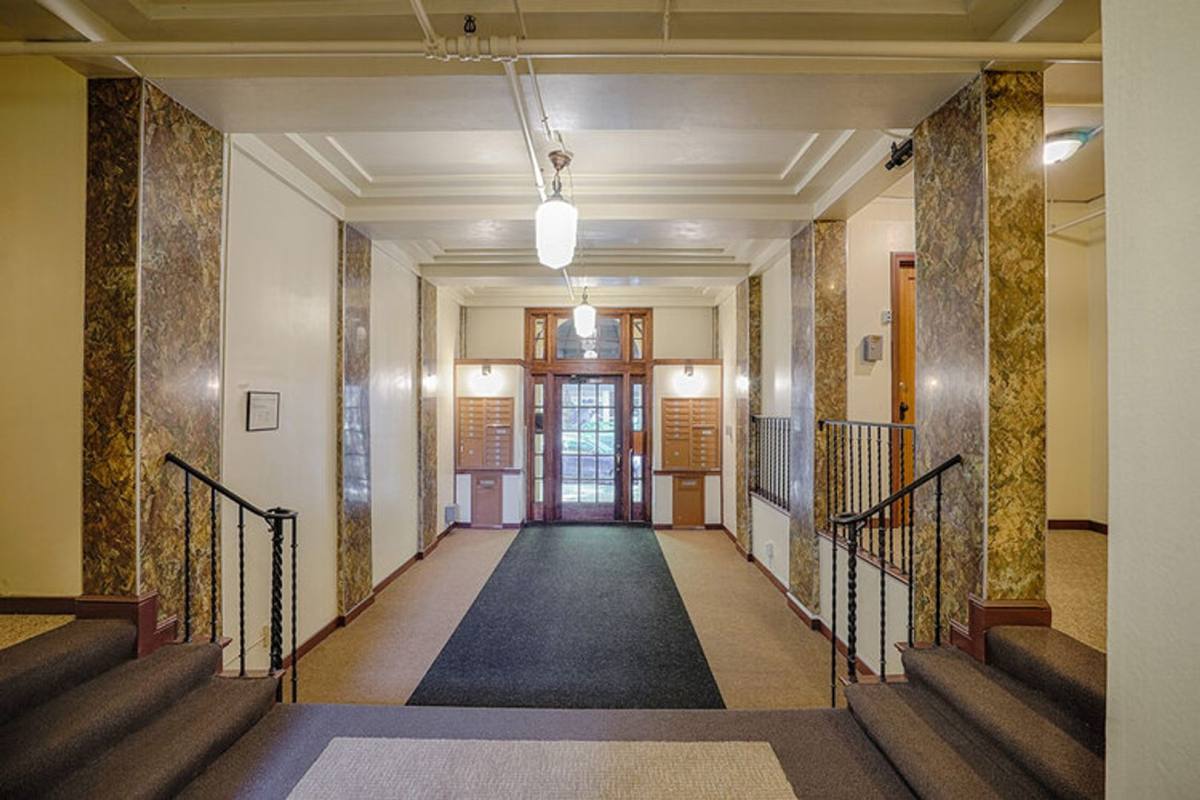 Apartment for rent at 26 Harrison St, Seattle, WA 98109