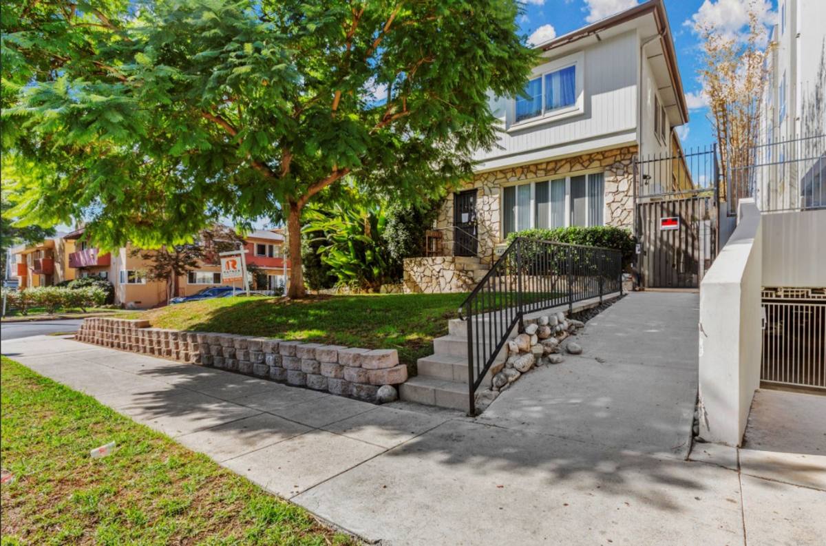 Apartment for rent at 7141 De Longpre Ave, Los Angeles, CA 90046