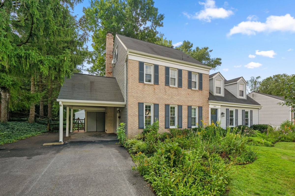 House for rent at 814 Fordham St, Rockville, MD 20850