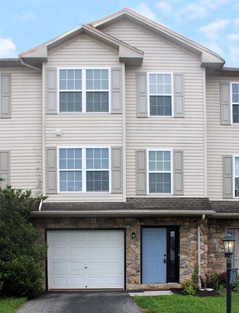 Townhouse for rent at 450 Fisher Dr, York, PA 17404