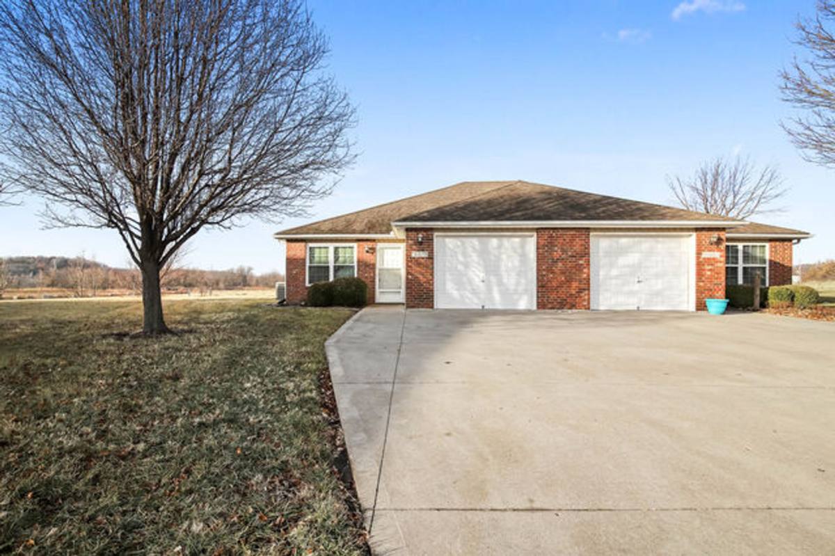 Townhouse for rent at 1321 NW Willow Dr, Grain Valley, MO 64029