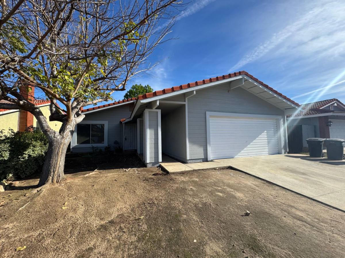 House for rent at 231 Laurelwood Lane, Lake Elsinore, CA 92530