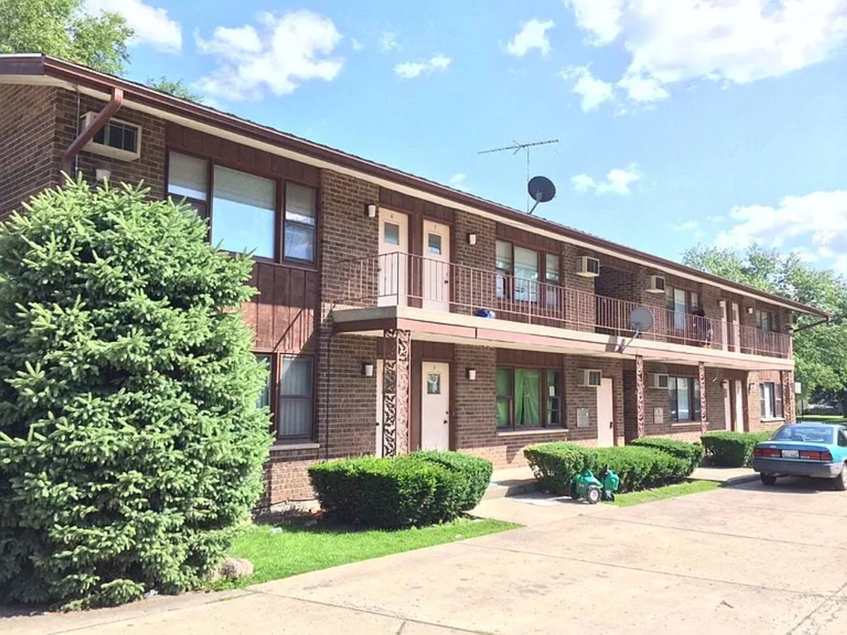Apartment for rent at 1596 Mark Ave, Elgin, IL 60123