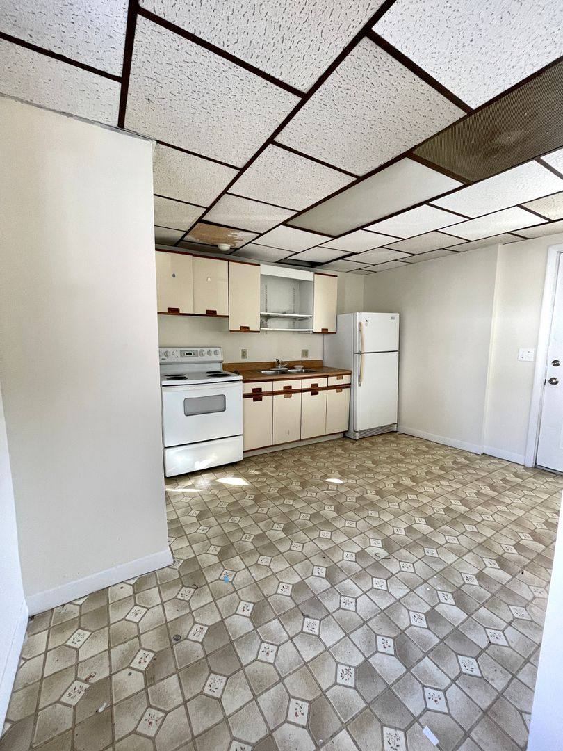 Apartment for rent at 218-220 W St, Leominster, MA 01453