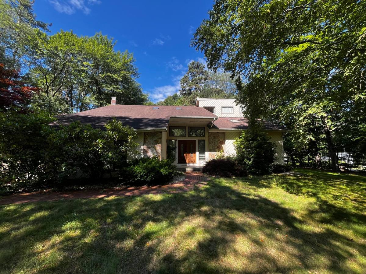 House for rent at 913 Thompson St, Glastonbury, CT 06033
