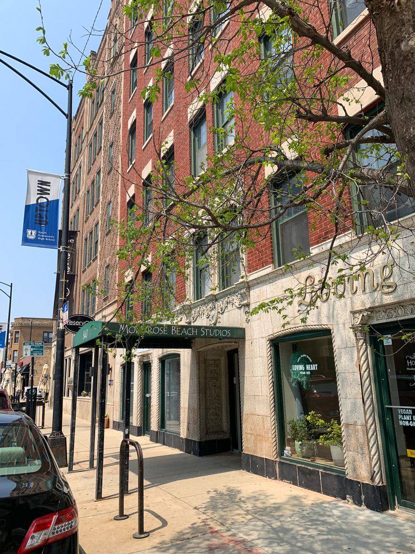 Apartment for rent at 840 W Montrose Garden, Chicago, IL 60613