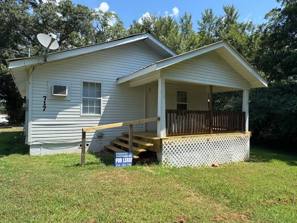 House for rent at 717 Washington St NW, Jacksonville, AL 36265