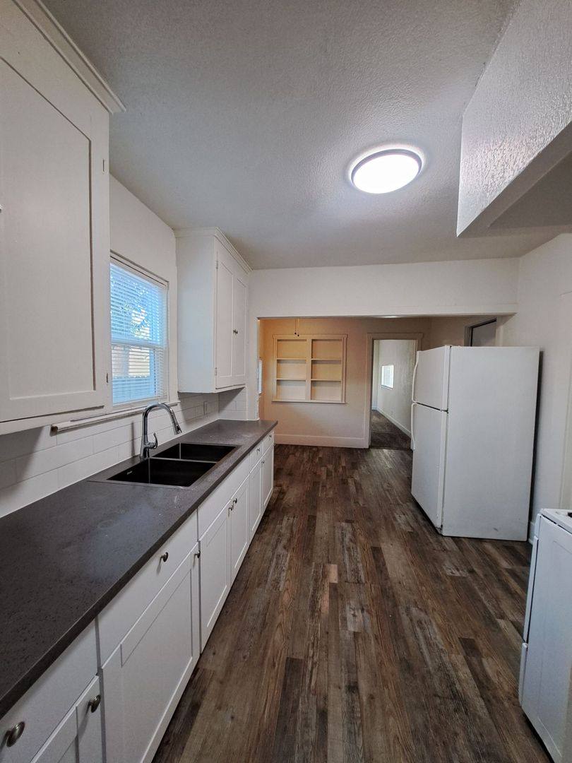 Apartment for rent at 956-958 N Farris Ave, Fresno, CA 93728
