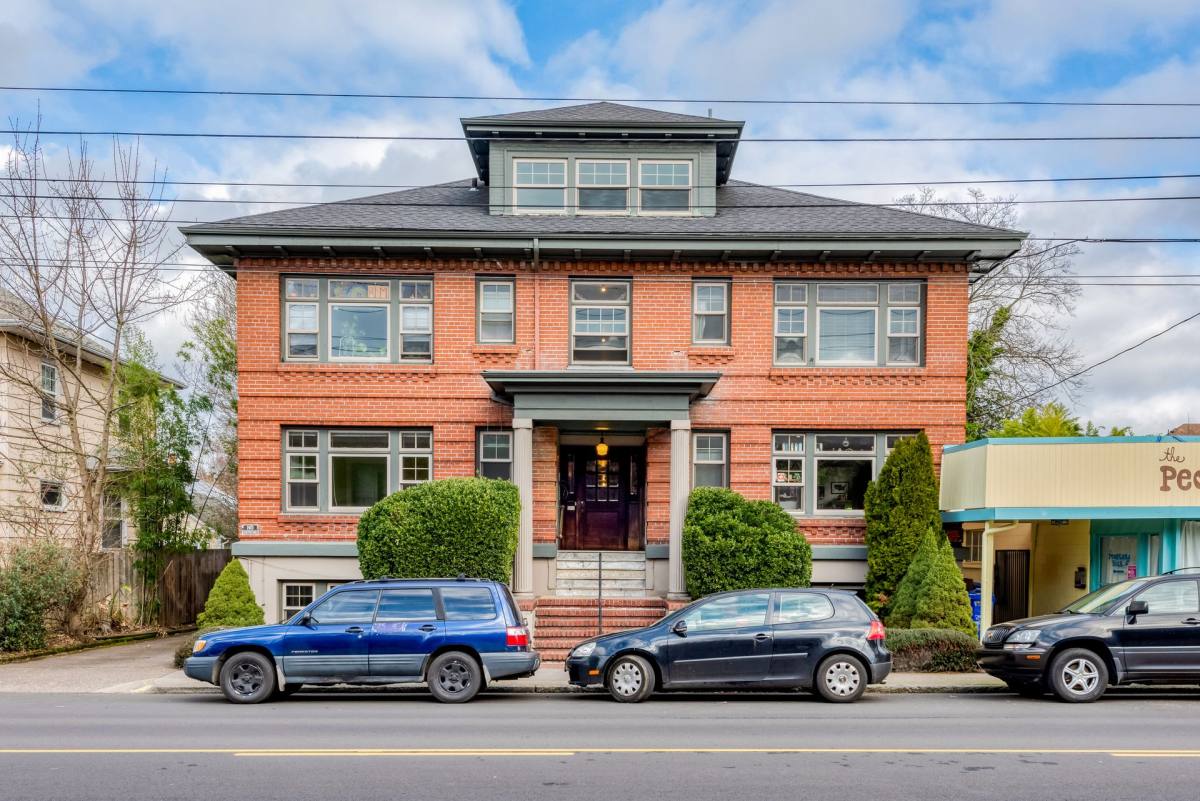 Apartment for rent at 4025 SE Hawthorne Blvd, Portland, OR 97214