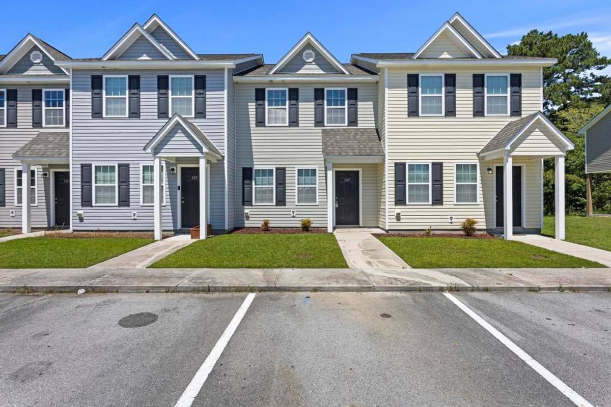 Townhouse for rent at 123 Virginia's Landing Court, Richlands, NC 28574