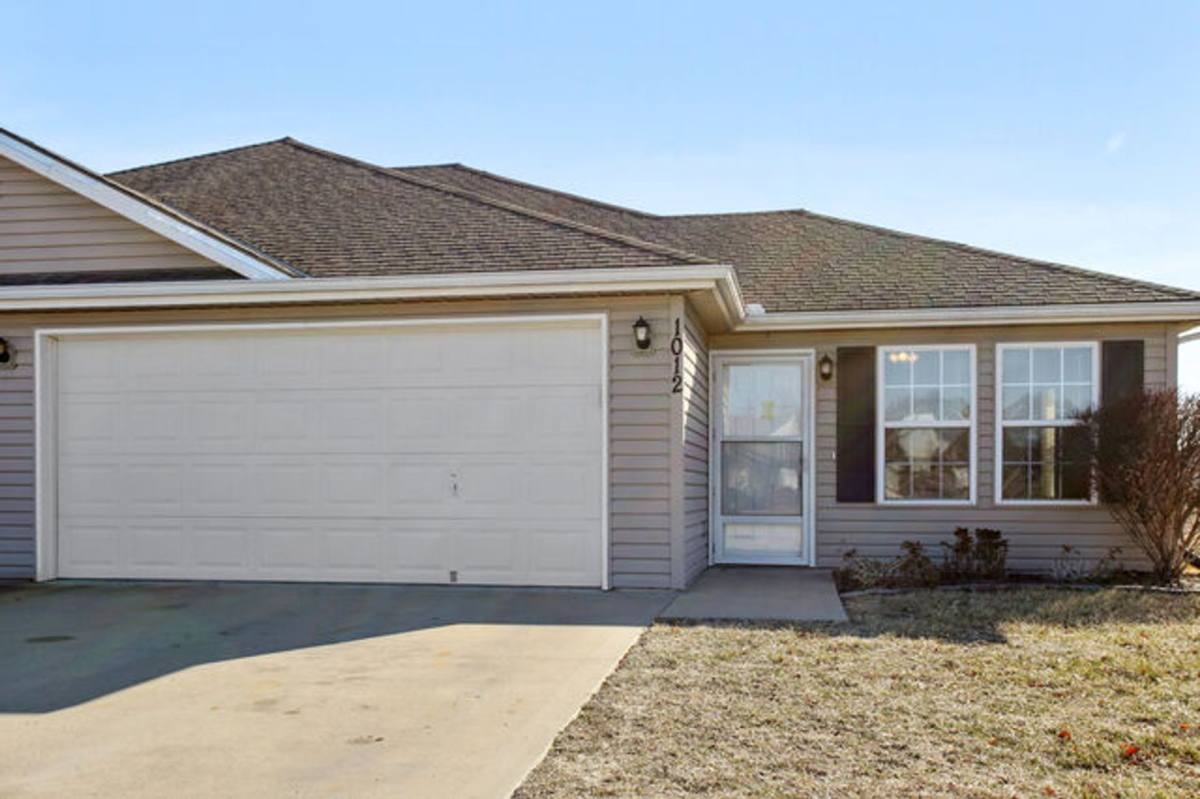 Townhouse for rent at 1012 NW Willow Dr, Grain Valley, MO 64029