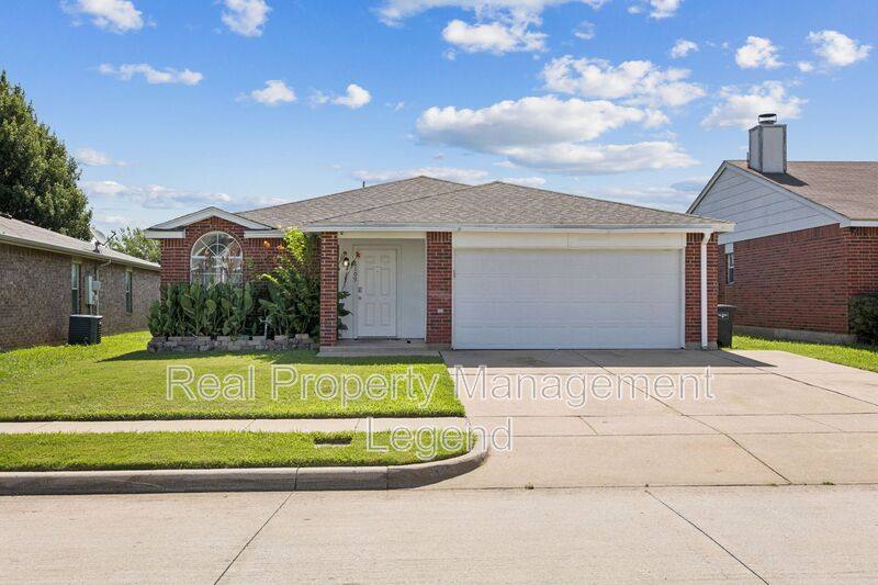 House for rent at 8109 Dripping Springs Dr, Fort Worth, TX 76134