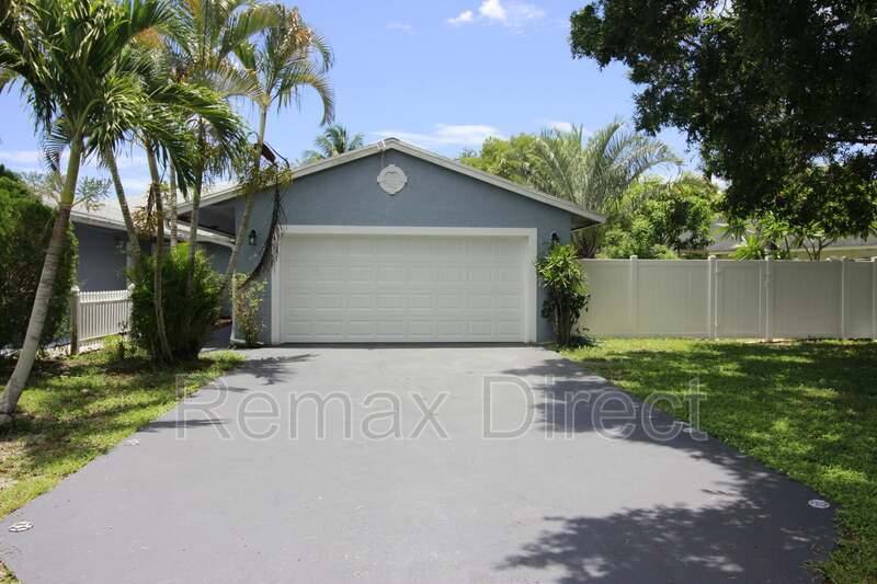 Townhouse for rent at 134 Sparrow Dr, West Palm Beach, FL 33411