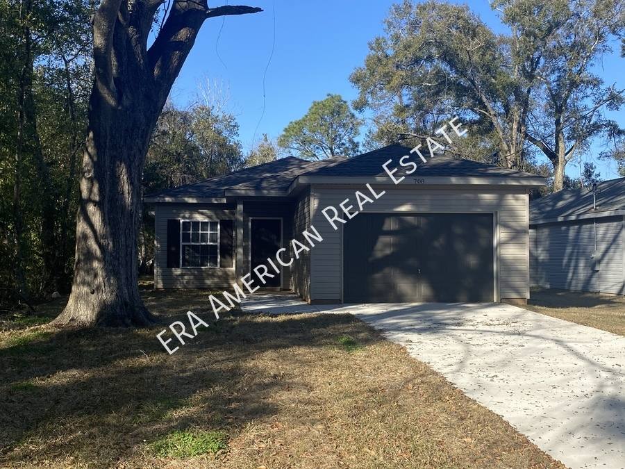 708 Robinson Ave E, Crestview, FL 32539