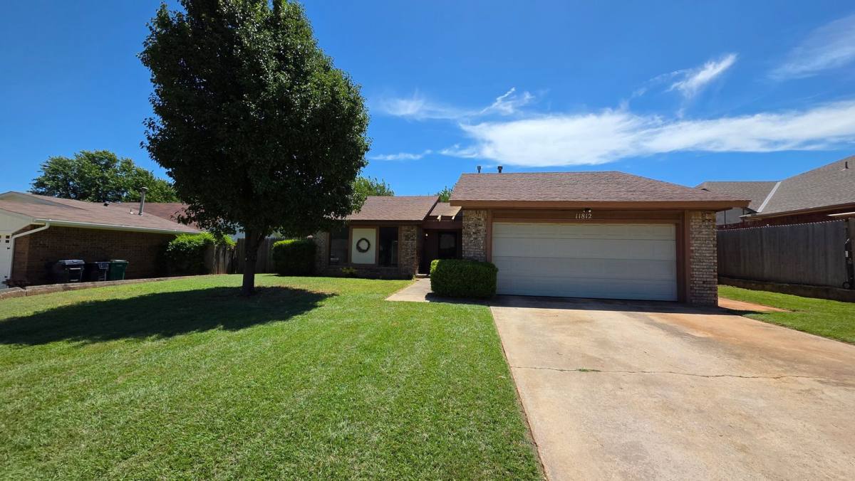 House for rent at 11812 Larkdale Dr, Yukon, OK 73099