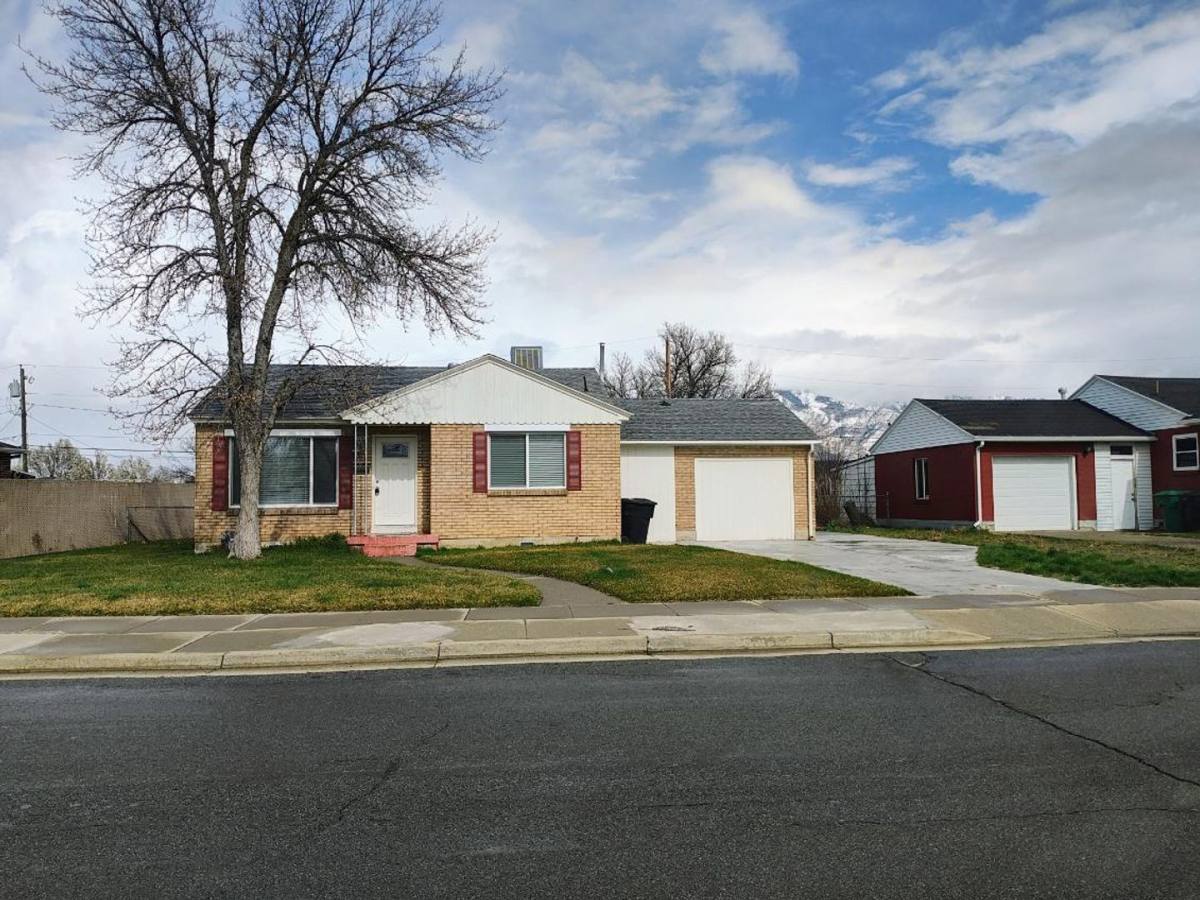 House for rent at 5761 S Hillside Dr, Salt Lake City, UT 84107