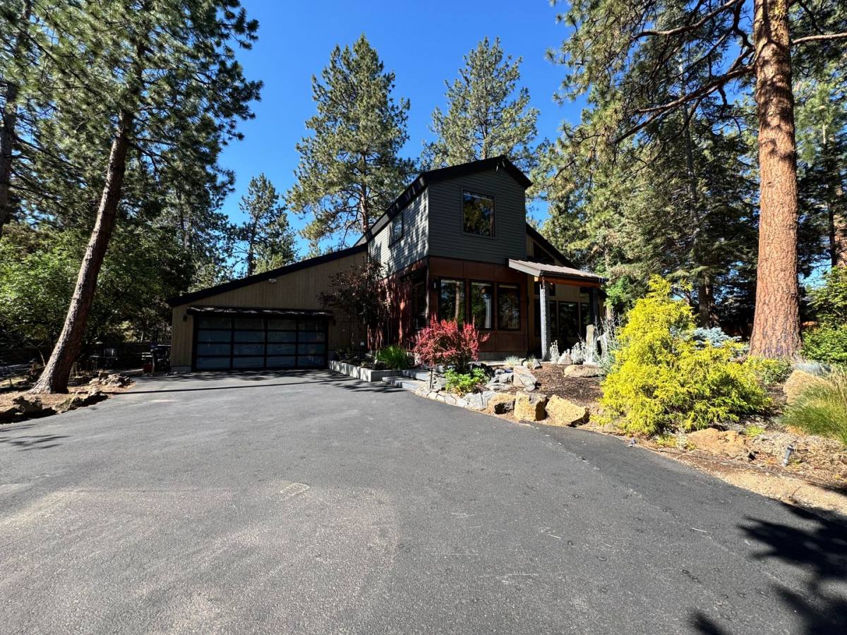House for rent at 20923 King Hezekiah Way, Bend, OR 97702