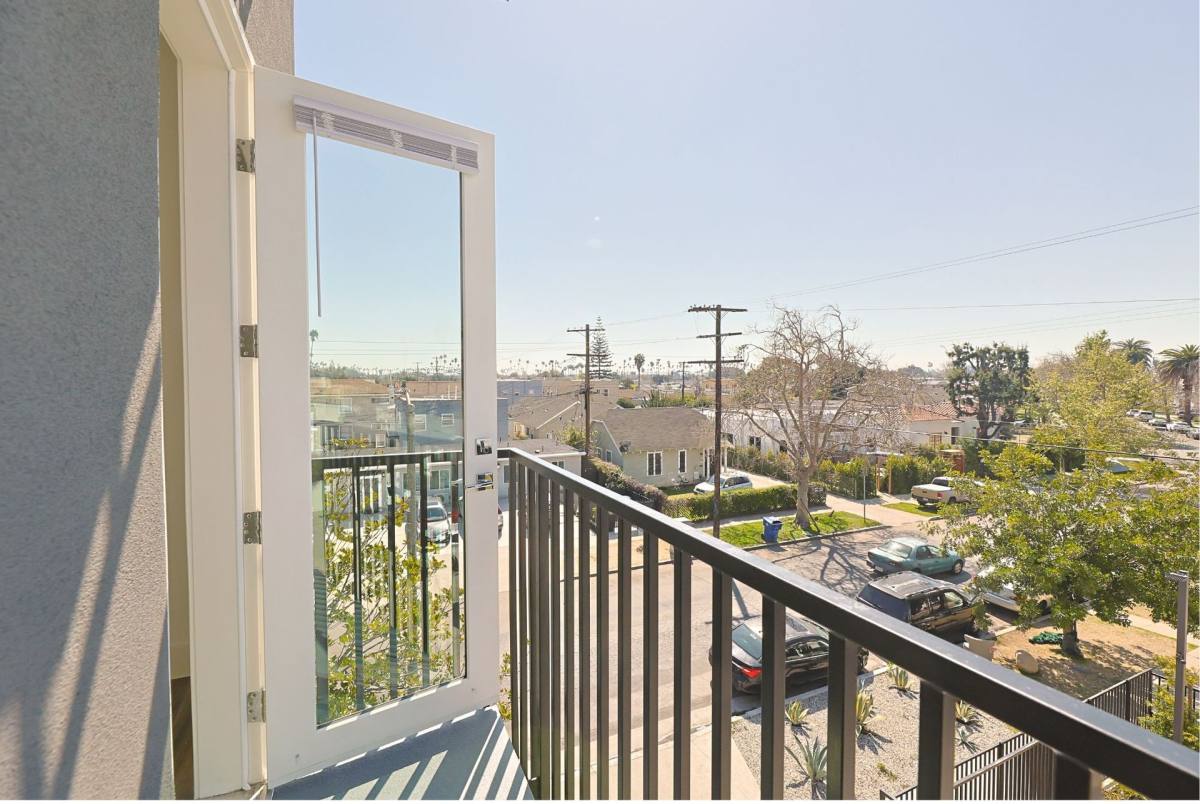 Apartment for rent at 4000 Mont Clair St, Los Angeles, CA 90018