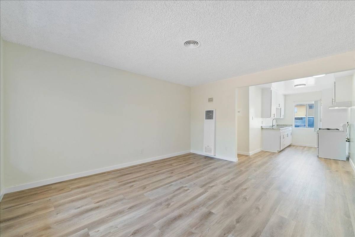 Apartment for rent at 531 W Hyde Park Blvd #11, Inglewood, CA 90302