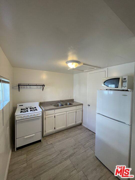 Apartment for rent at 3423-5 Walton Ave, Los Angeles, CA 90007