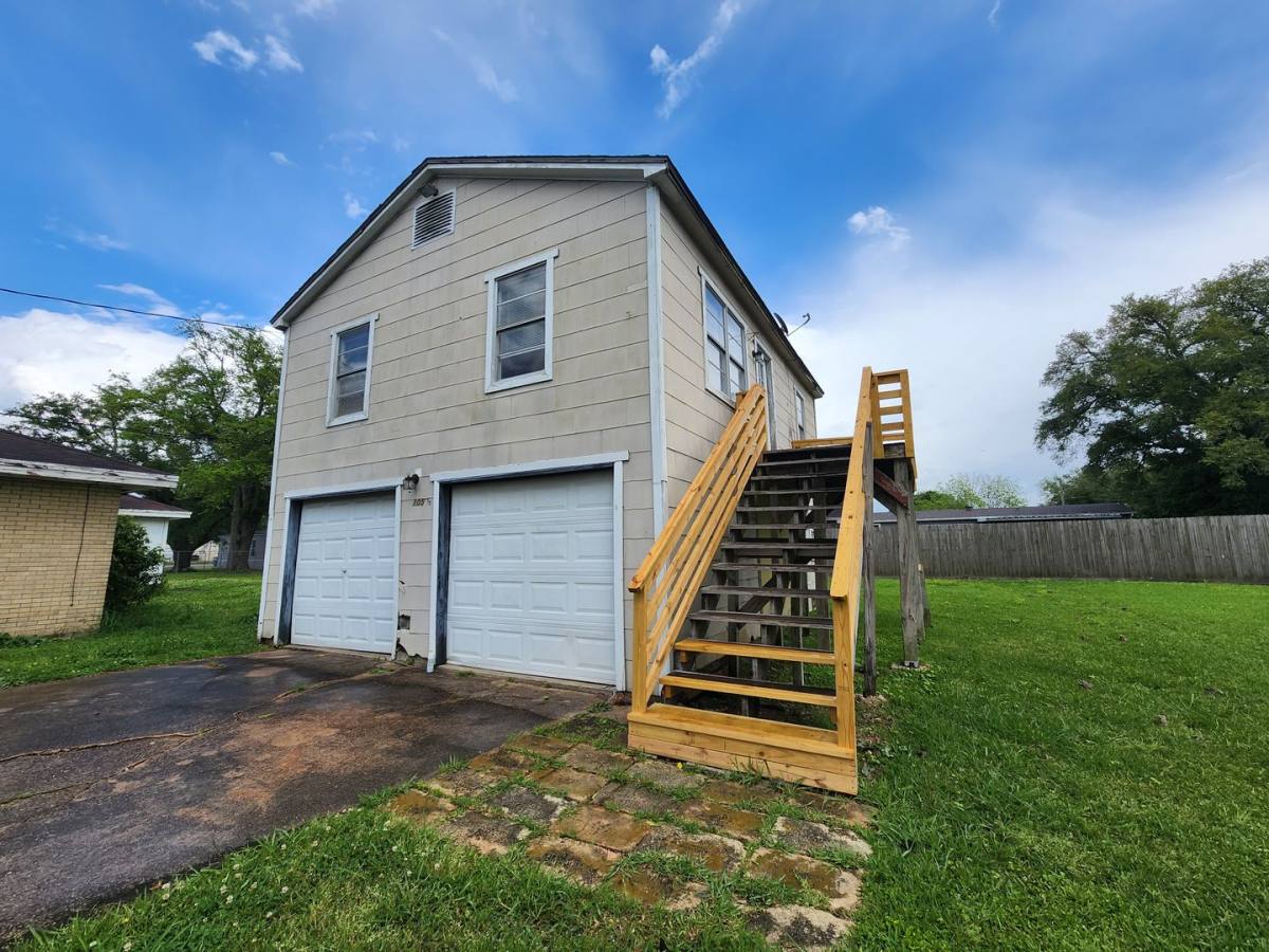 Apartment for rent at 105 1 2 9th Ave, Nederland, TX 77627