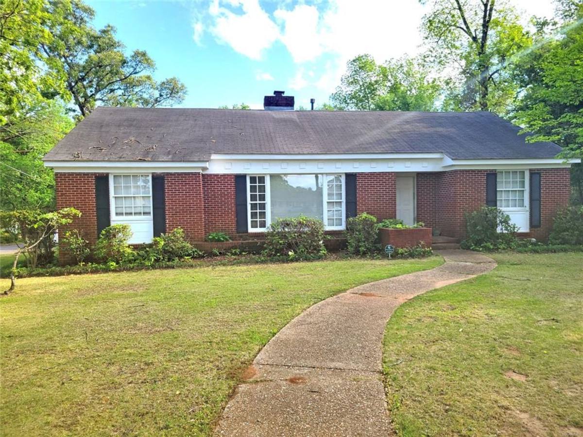 House for rent at 4066 Wares Ferry Rd, Montgomery, AL 36109