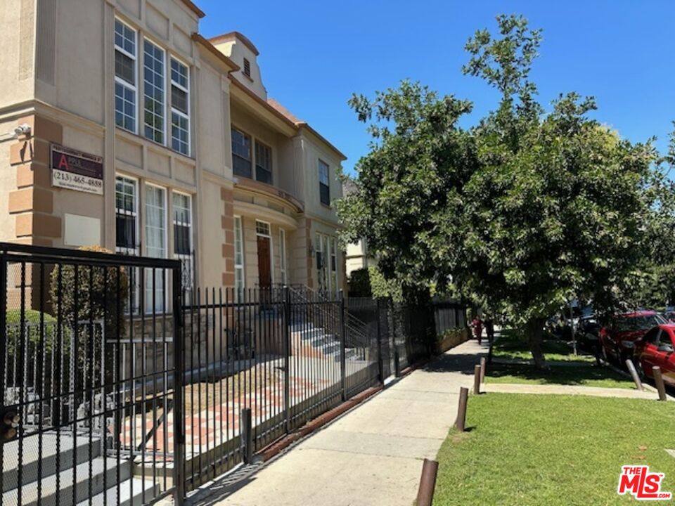 Apartment for rent at 925 S Hobart Blvd #1 2-1 2, Los Angeles, CA 90006