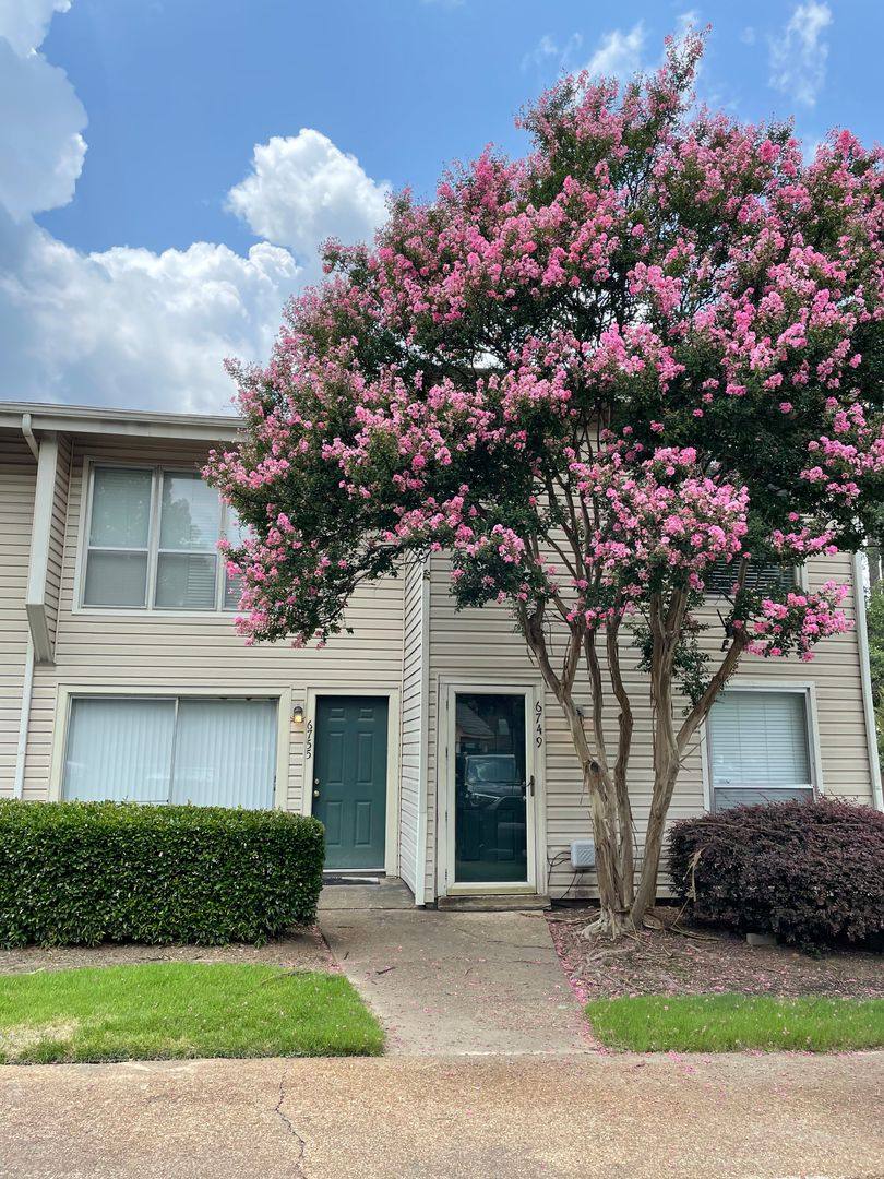 Townhouse for rent at 6749 Meadow Oak Place, Memphis, TN 38120