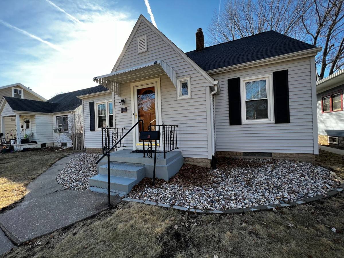 House for rent at 2326 Scott St, Davenport, IA 52803