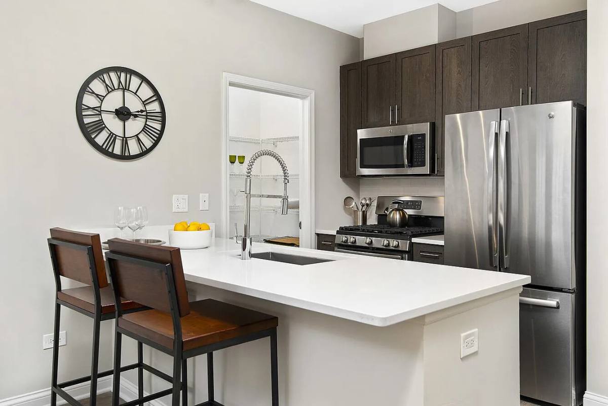 Apartment for rent at 2001 Tower Dr, Glenview, IL 60026