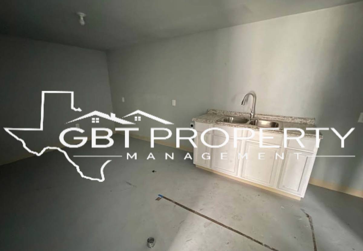 Apartment for rent at 406 Davis St, Longview, TX 75602